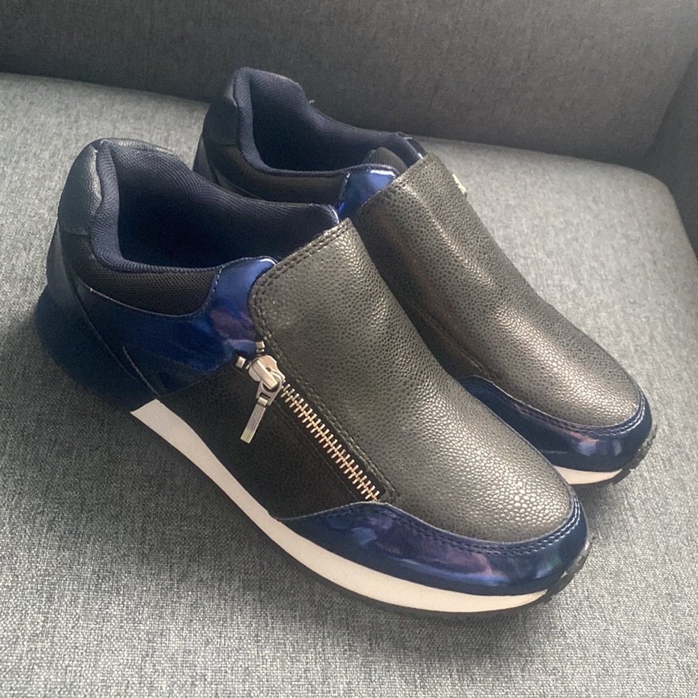 🆕💙Simply Vera  Vera Wang Navy Jayla Sneakers SZ 8, Brand New with Box.